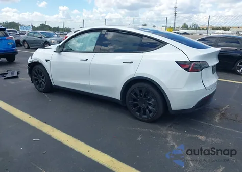 2024 Tesla Model Y Long Range Dual Motor All-Wheel Drive/Rwd z USA, uszkodzony, nr VIN 7SAYGDED3RF019239